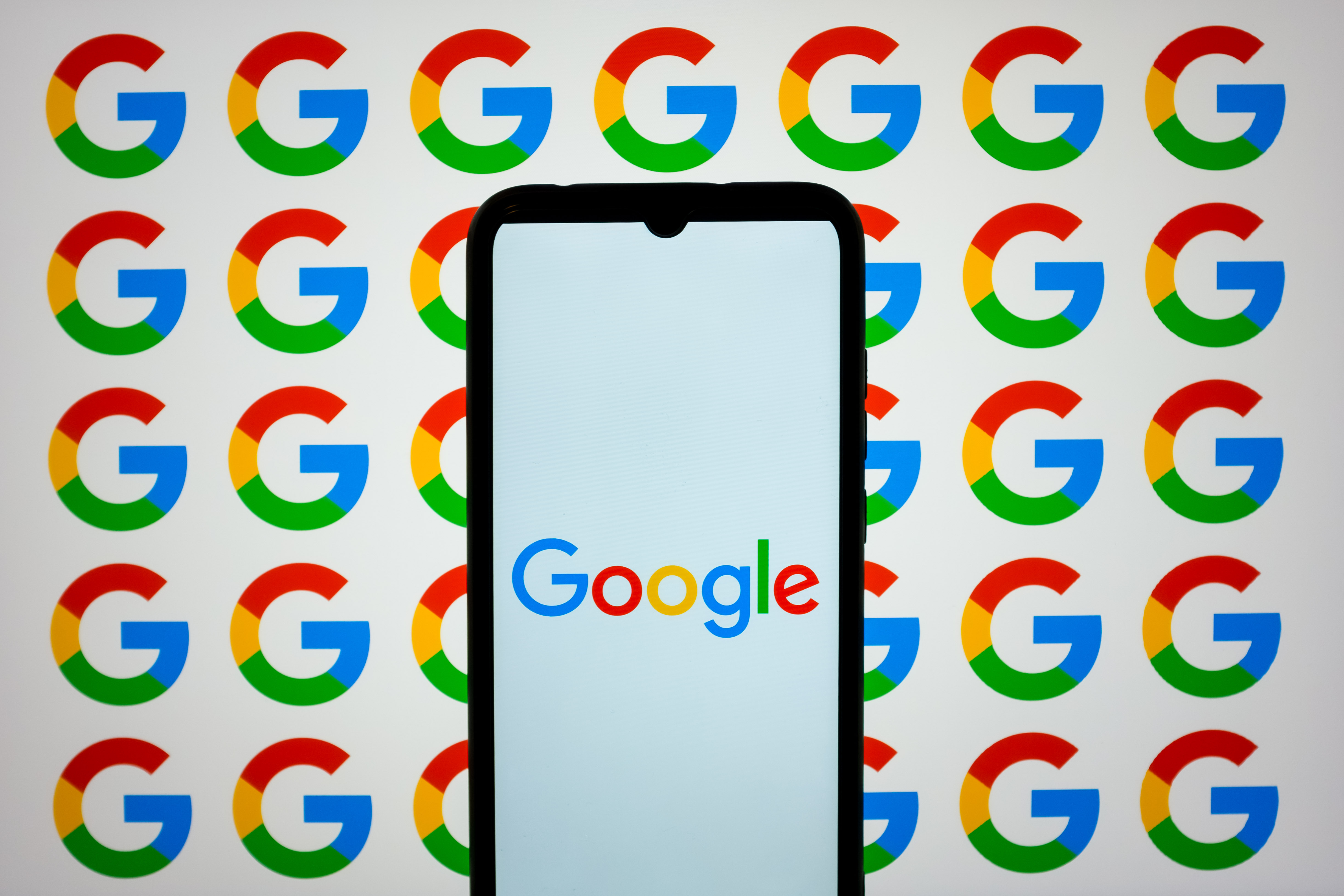 Logo de Google. Teléfono con Google. Foto referencial de Google.