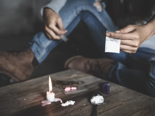 Alcohol, cocaína y pasta base: las drogas por las que más personas ingresan a un tratamiento en Chile