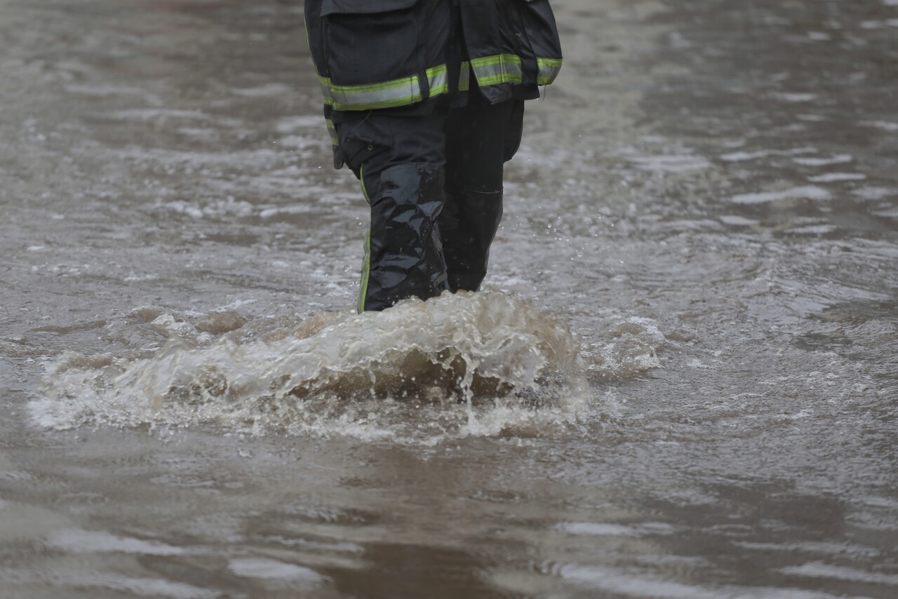 Persona bajo la lluvia