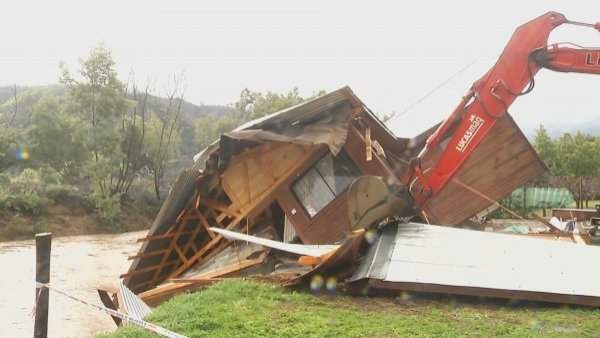Casa a punto de caer al agua en Quillón