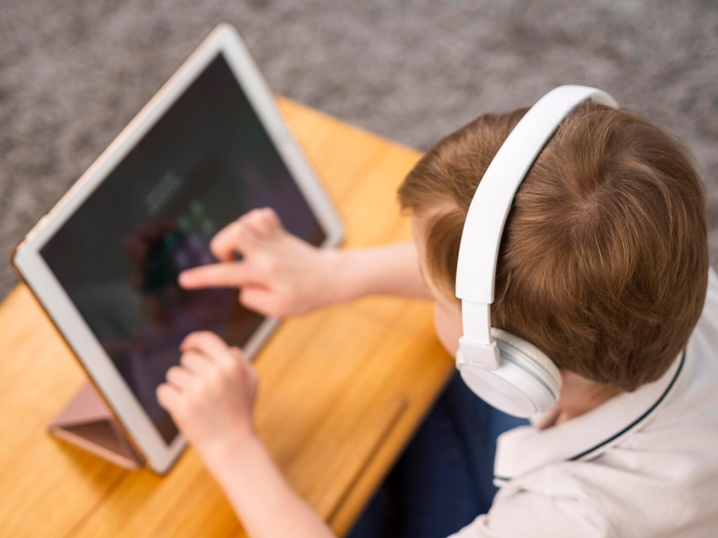 Niño ocupando una pantalla/tablet.