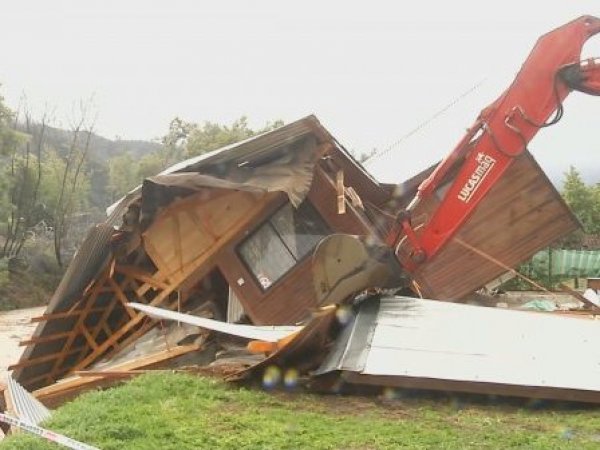Casa a punto de caer al agua en Quillón