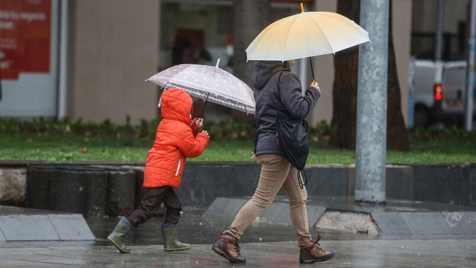 Lluvias. Sistemas frontales. Persona bajo la lluvia.