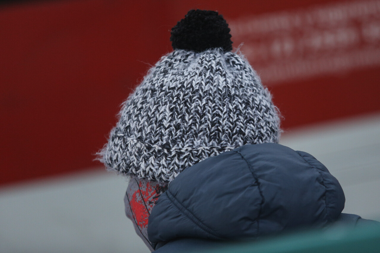 Persona abrigada en el invierno