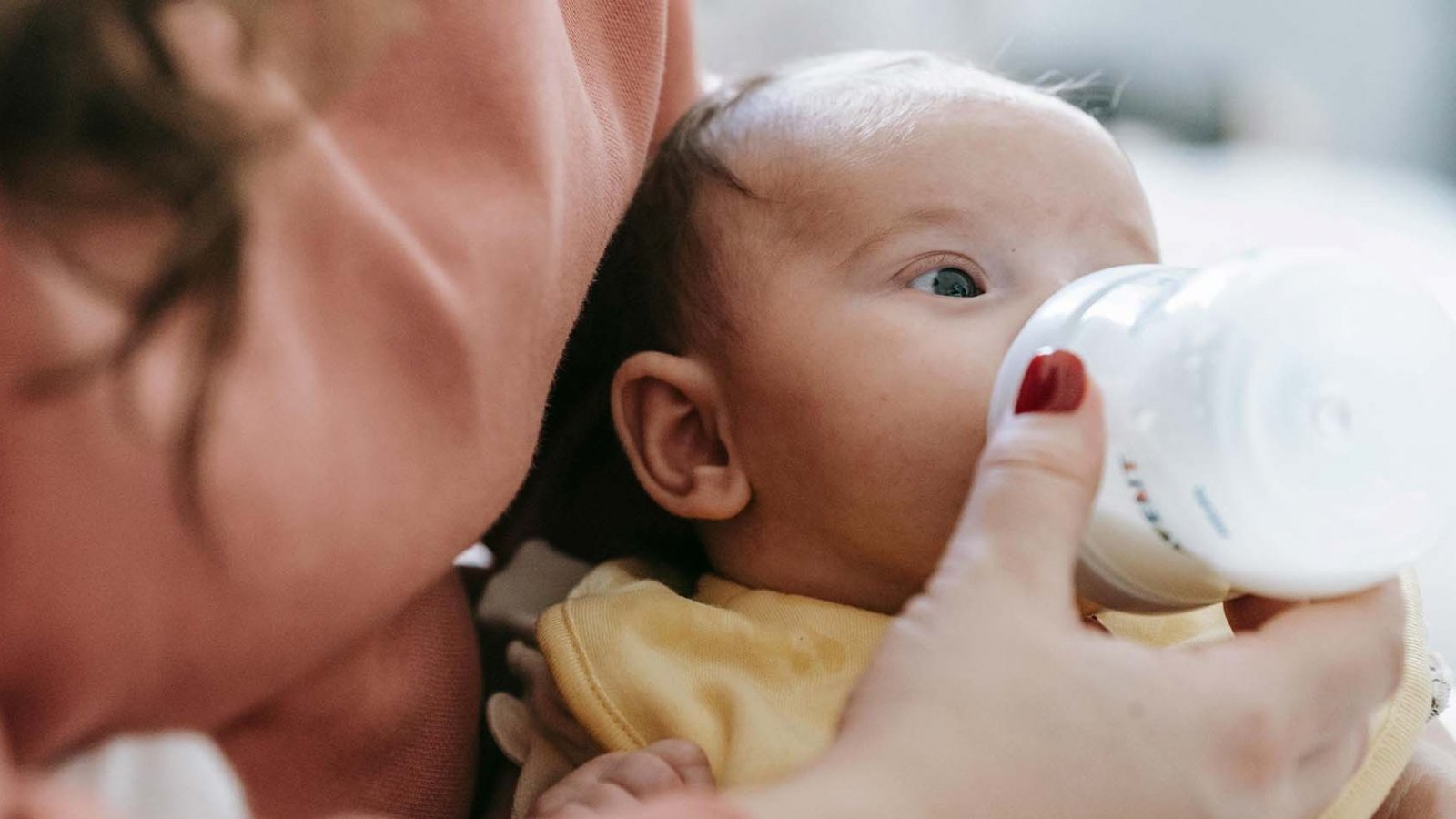 Niños chilenos recibiendo Leche Purita en un consultorio, mostrando la distribución y el impacto de la política pública en la nutrición infantil. Chile, 2024.