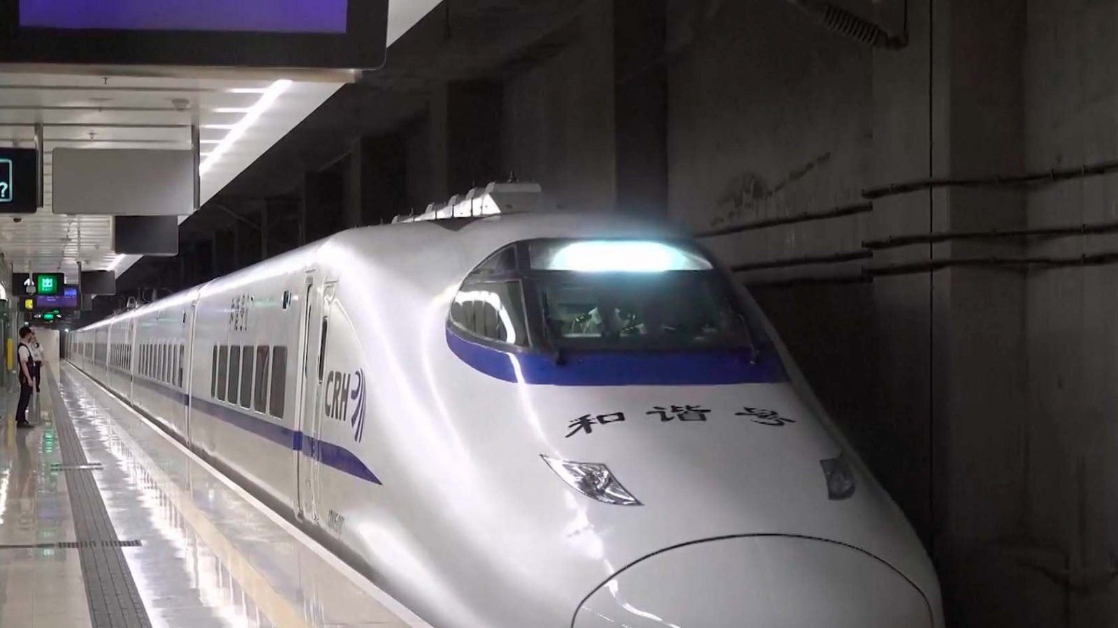 Tren cama de alta velocidad D908 en su viaje inaugural desde Hong Kong a Shanghái, China. 2024.