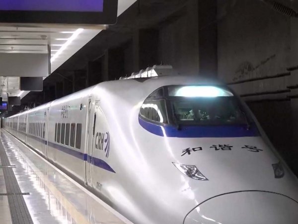 Tren cama de alta velocidad D908 en su viaje inaugural desde Hong Kong a Shanghái, China. 2024.