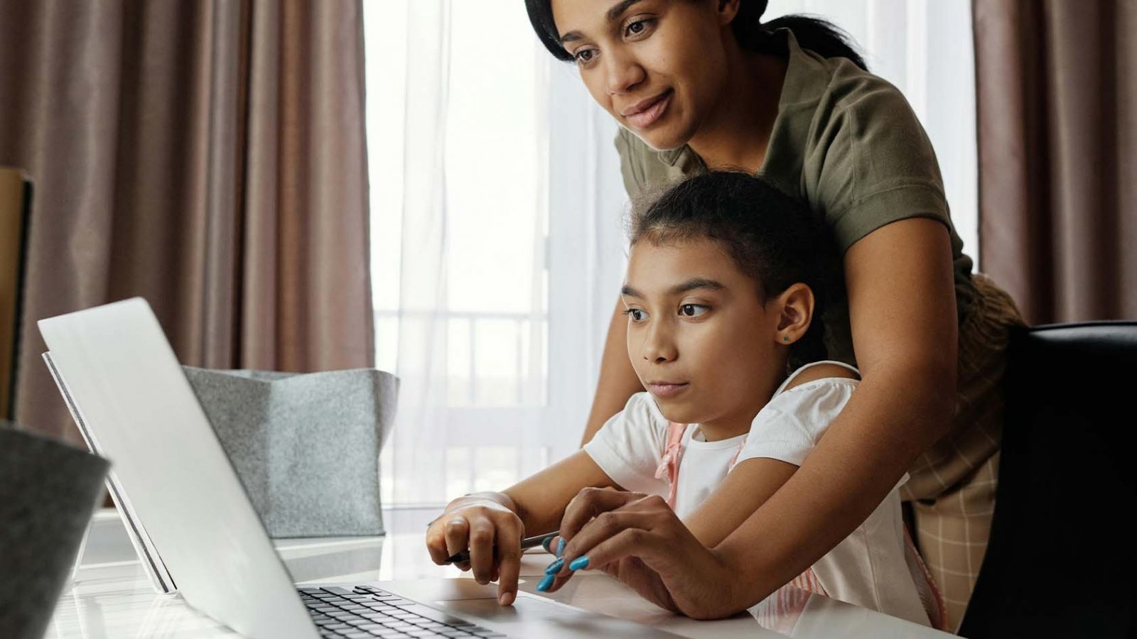 Familia disfrutando de vacaciones de invierno con herramientas digitales de Google, Chile, 2024.