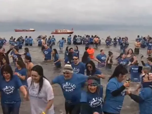 VIDEO: ¡El frío no importó! Así se vivió el Chapuzón del Estrecho 2024
