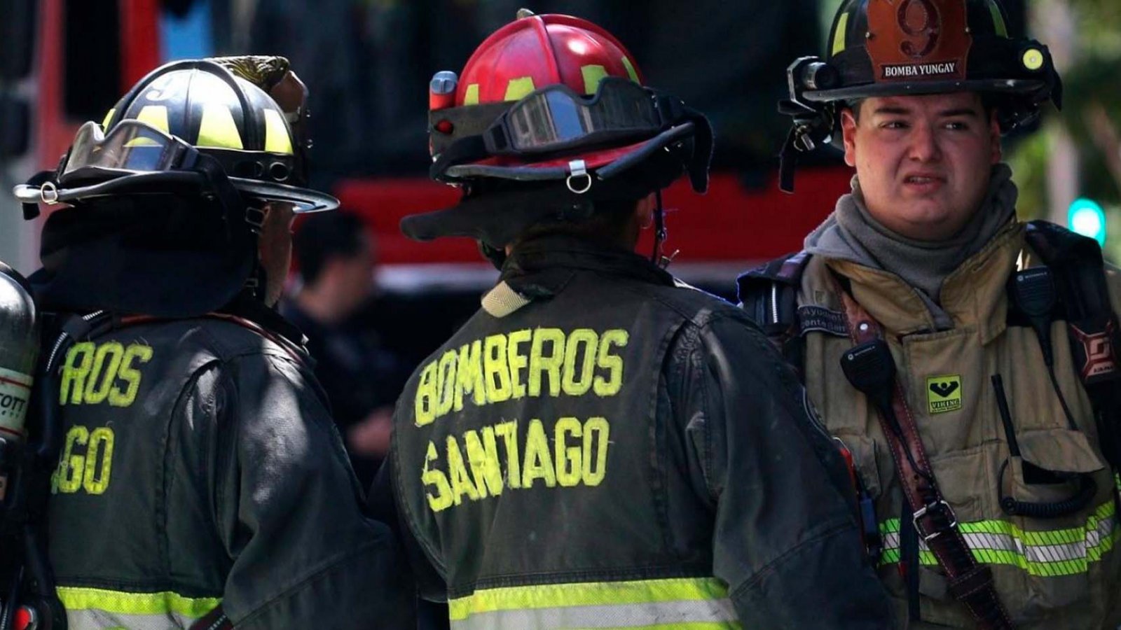 Bomberos usando una camioneta JIM en una emergencia. Chile, 2024.