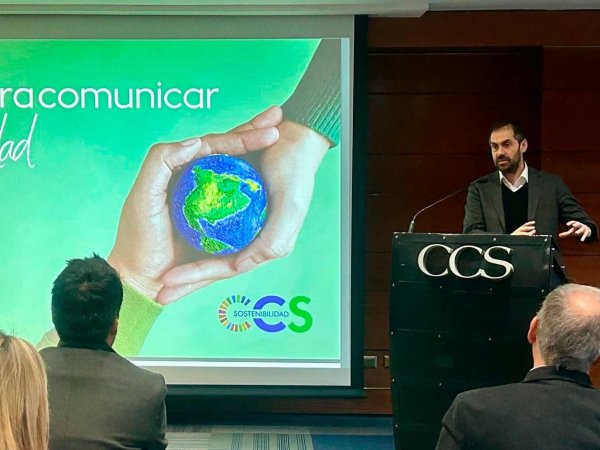 Ministro de Economía Nicolás Grau y presidenta de la CCS María Teresa Vial en el lanzamiento de la guía de sostenibilidad empresarial.