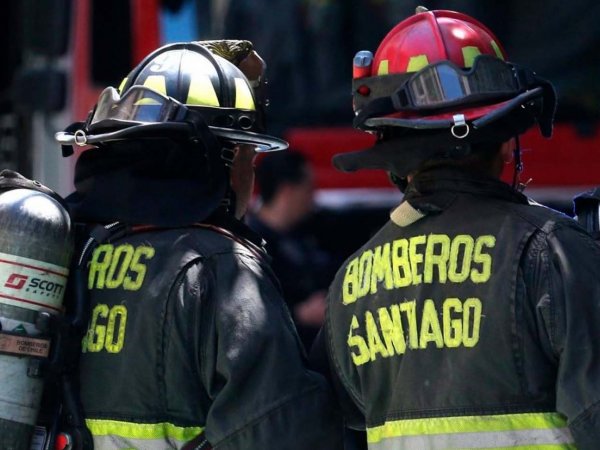 Bomberos usando una camioneta JIM en una emergencia. Chile, 2024.