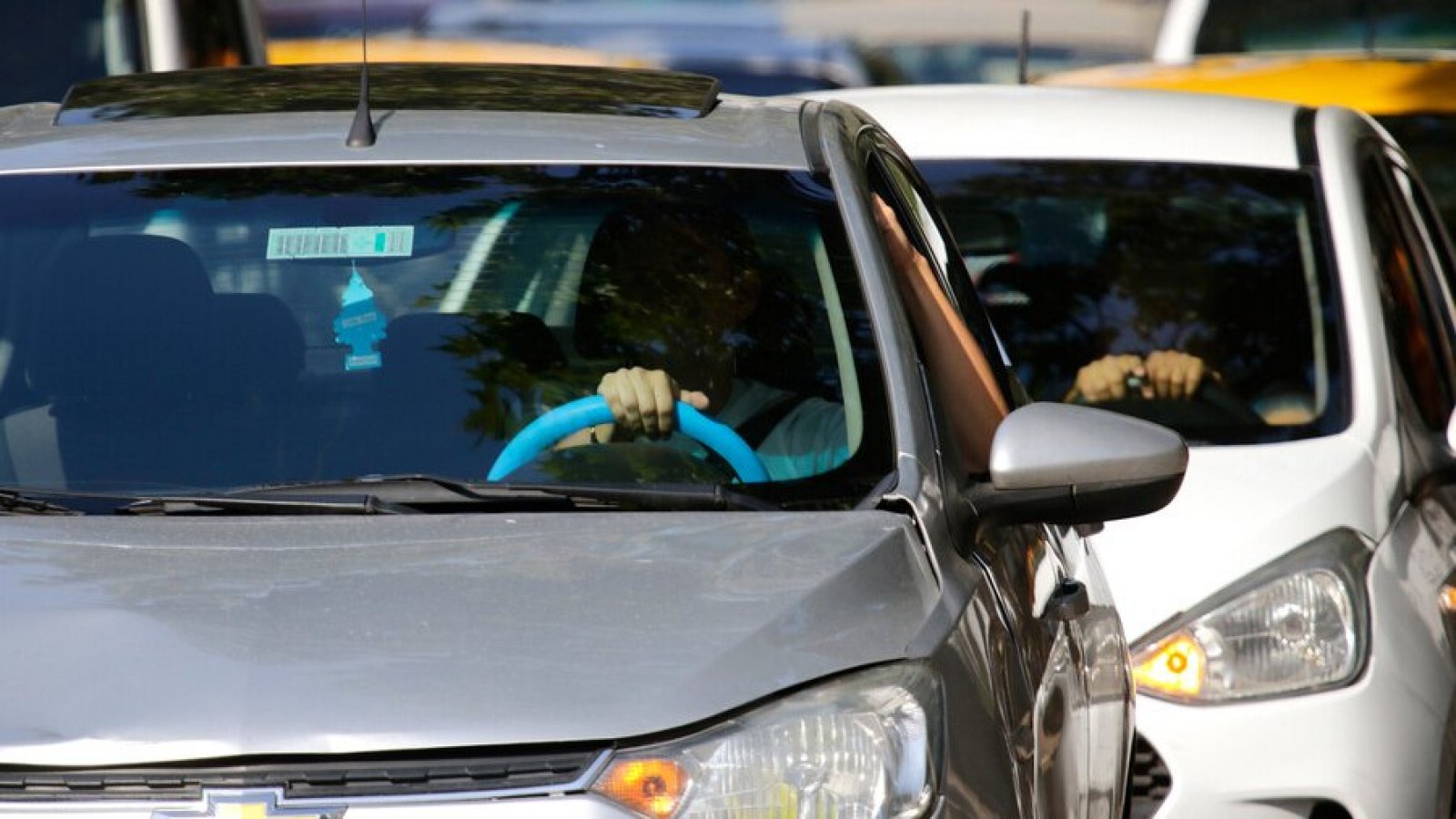 Persona manejando un auto. Examen de conducir.