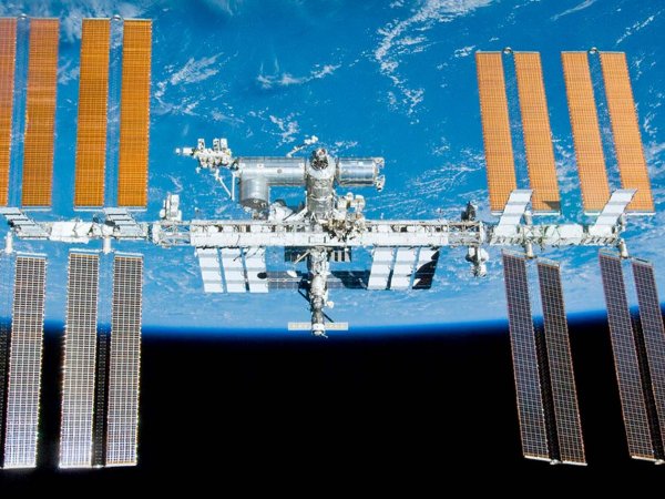 La Estación Espacial Internacional en órbita terrestre. 2024.