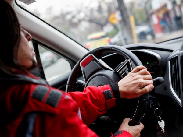 Persona manejando un auto. Examen de conducir.