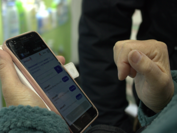 Cliente de Laboratorios accediendo a sus descuentos farmacéuticos a través de la 