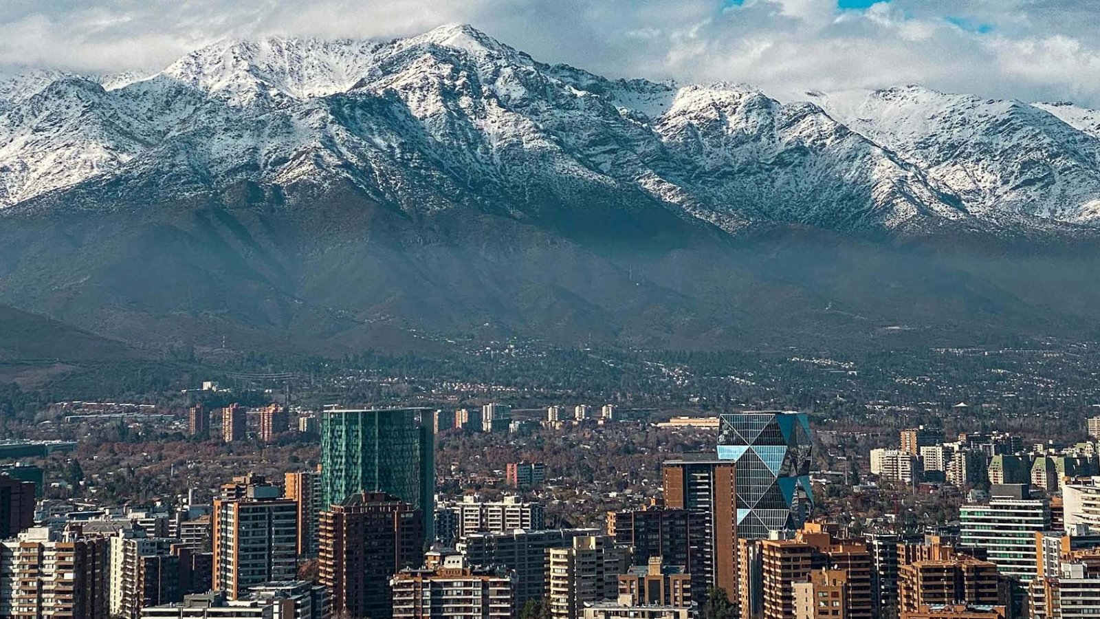 Vista panorámica de Santiago de Chile, ciudad destacada por su calidad de vida en Sudamérica. 2024.