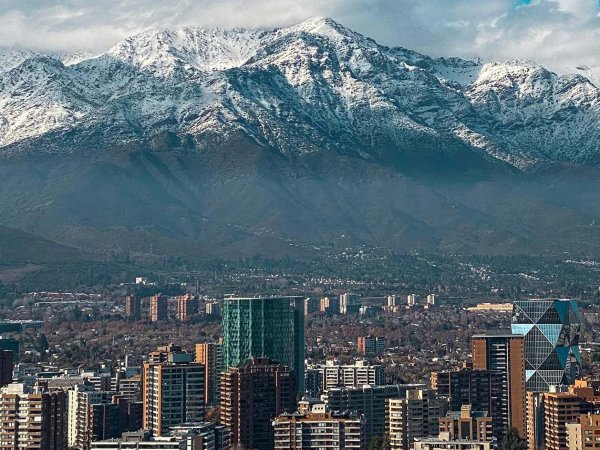 Vista panorámica de Santiago de Chile, ciudad destacada por su calidad de vida en Sudamérica. 2024.