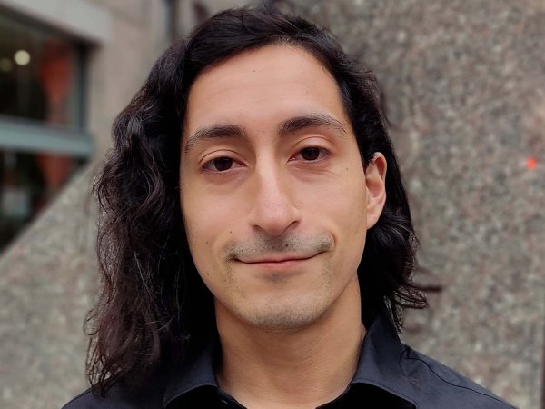 Braulio Valdebenito recibiendo el premio en el Memorial Sloan Kettering Cancer Center.