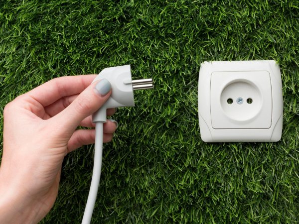 Consumo fantasma. Ahorro electricidad. Enchufe.