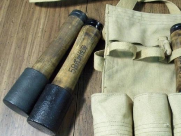 La Señora Qin encontró un explosivo Type 67 en una granja y lo usó para hacer tareas domésticas.