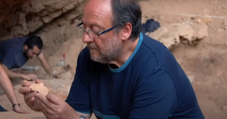 Valentín Villaverde observando un fósil