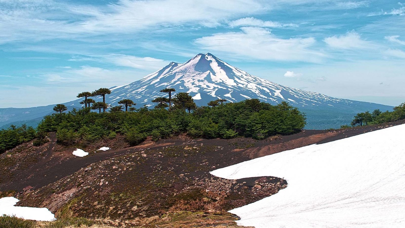 Volcán Llaima en su etapa silente post-terremoto, con el paisaje circundante en calma. Chile, 2024.