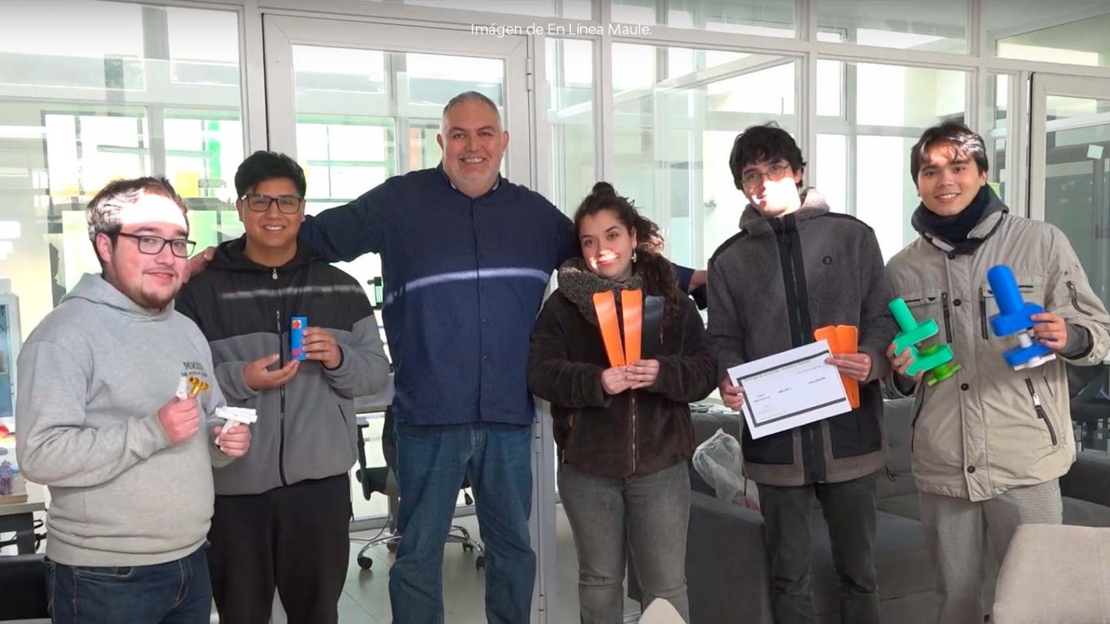 Estudiantes de la Universidad de Talca trabajando en el diseño y creación de piezas 3D para prótesis. Chile, 2024.