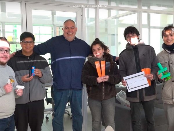 Estudiantes de la Universidad de Talca trabajando en el diseño y creación de piezas 3D para prótesis. Chile, 2024.