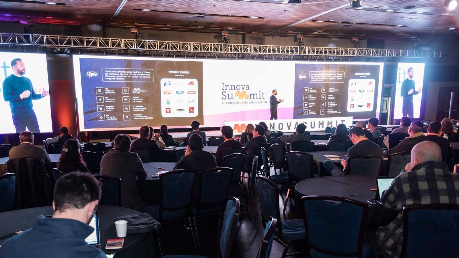 Presentación de startups en el InnovaSummit 2024, el evento de innovación más grande de Latinoamérica. Chile, 2024.