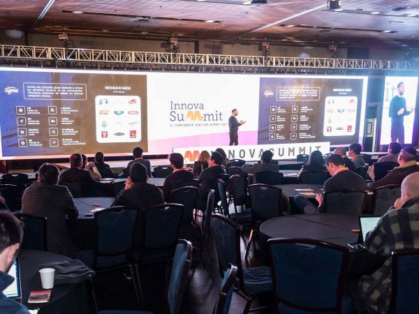 Presentación de startups en el InnovaSummit 2024, el evento de innovación más grande de Latinoamérica. Chile, 2024.