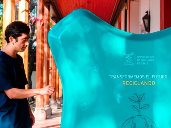 Roberto Peña, CEO de Redciclach, recibiendo el Premio Internacional MetaRed TIC 2024 por el proyecto de reciclaje con contenedores inteligentes.