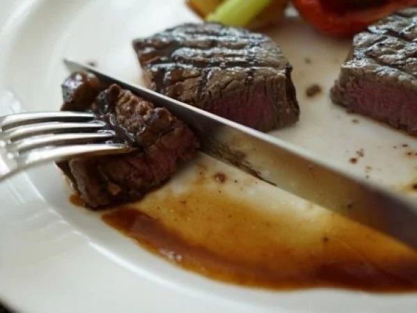 La investigación de la agencia Pluxee estudió restaurantes en 10 comunas de la Región Metropolitana, calculando el costo de distintos tipos de menús, comidas, y zonas