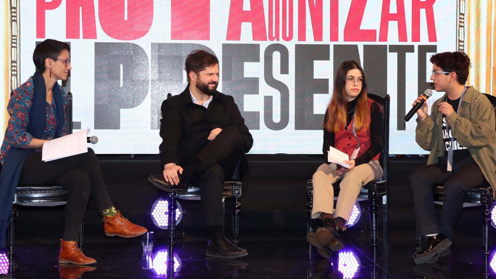 Foto de jóvenes participando en una charla interactiva con realidad aumentada en el Congreso Jóvenes Futuro 2024.