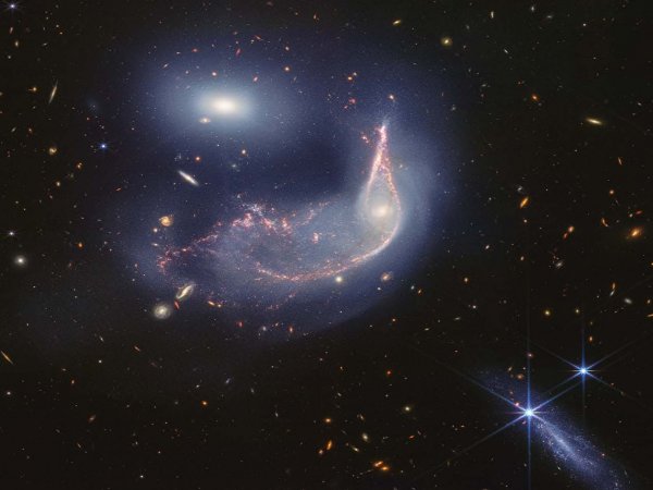 Imagen captada por el telescopio James Webb mostrando las galaxias El Pingüino y el Huevo en plena interacción cósmica.