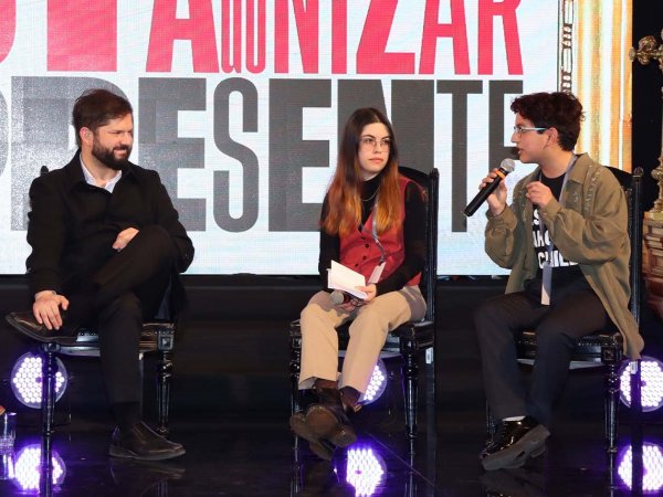 Foto de jóvenes participando en una charla interactiva con realidad aumentada en el Congreso Jóvenes Futuro 2024.