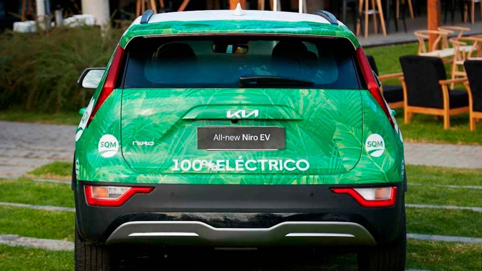 Foto de un vehículo Uber Green eléctrico en movimiento en Santiago. Chile, 2024.