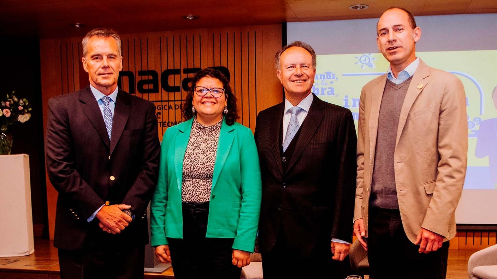 Participantes del curso 'Manos a la Obra' de la ABIF y FEN de la Universidad de Chile, recibiendo sus diplomas de educación financiera. Chile, 2024.