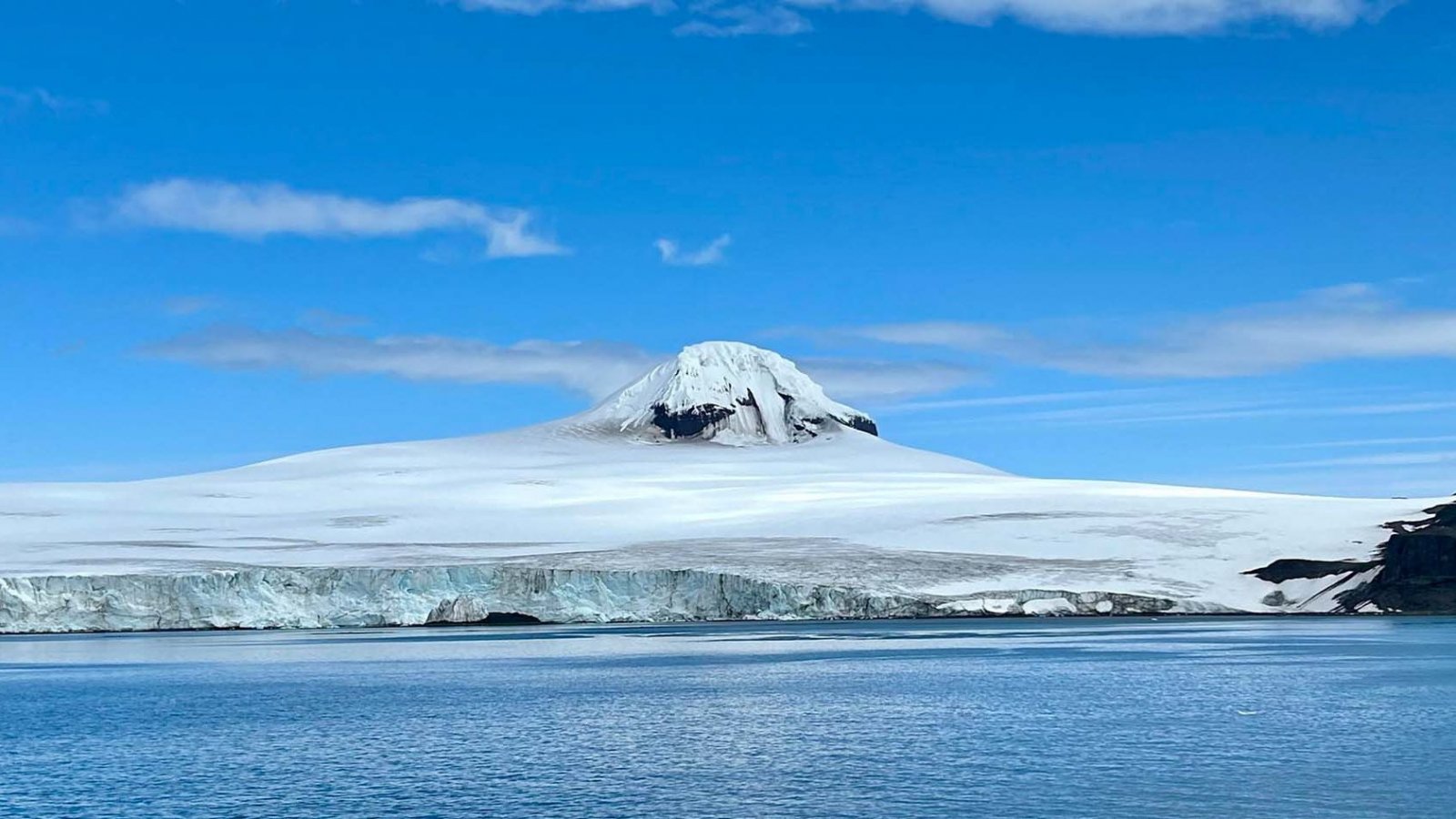 Plataforma submarina Lander del INACH instalada en la península Antártica para monitoreo ambiental en tiempo real. Chile, 2024.