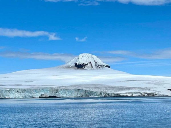 Plataforma submarina Lander del INACH instalada en la península Antártica para monitoreo ambiental en tiempo real. Chile, 2024.