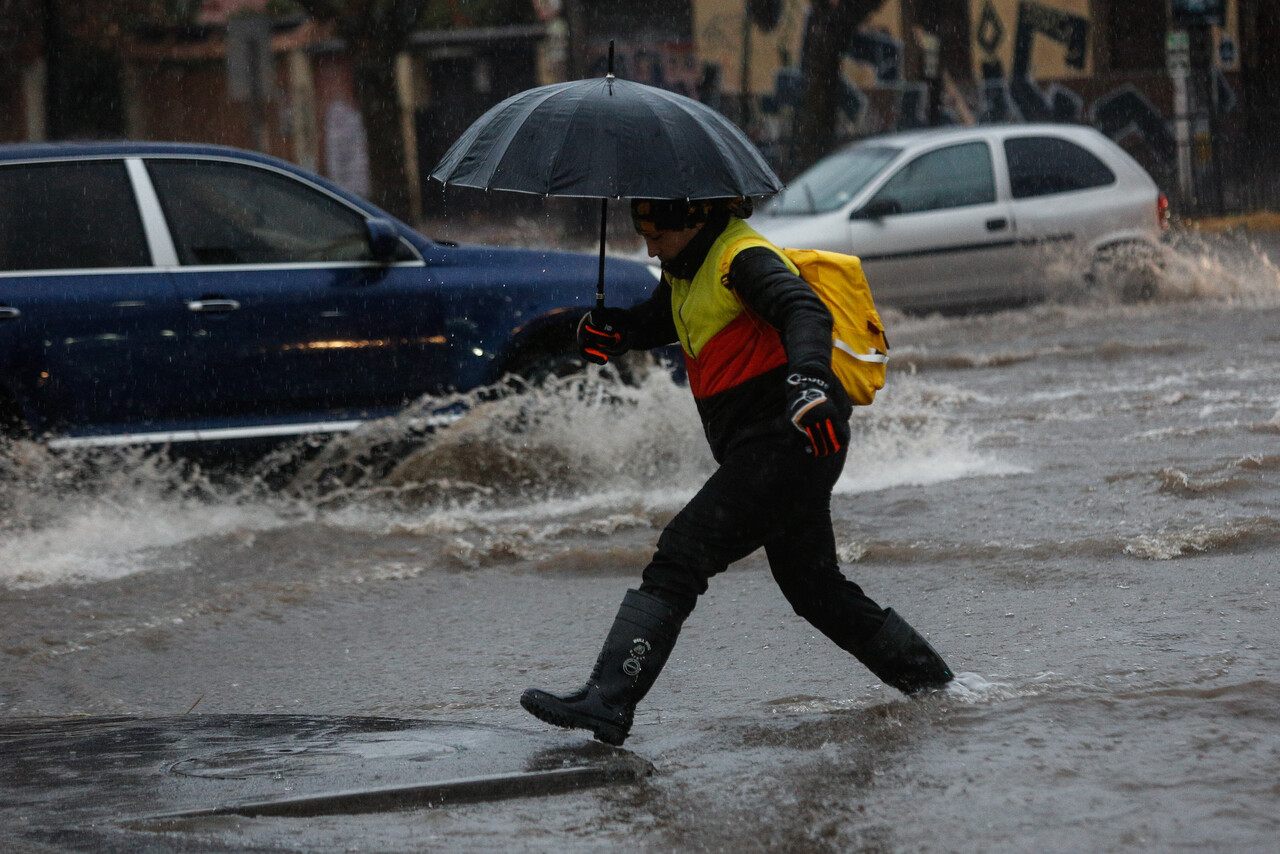 Lluvias. Persona bajo la lluvia.