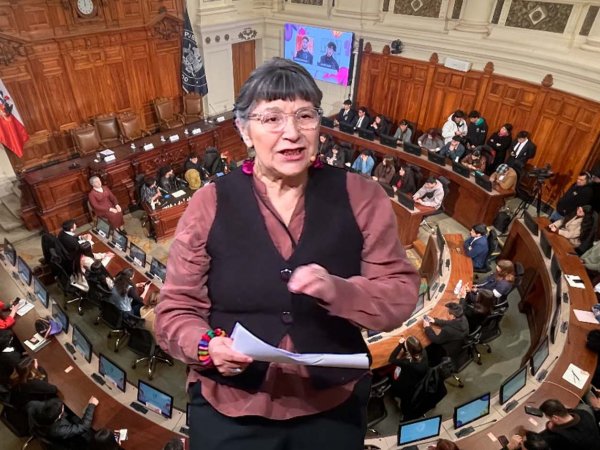 Loreto Bravo durante su charla sobre el empoderamiento juvenil a través del arte, destacando la importancia de los nuevos espacios de expresión.