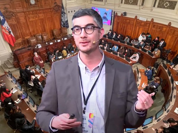 Giovanni Vecchio presentando su charla sobre la transformación de espacios urbanos para un futuro sostenible en el Congreso Jóvenes Futuro.
