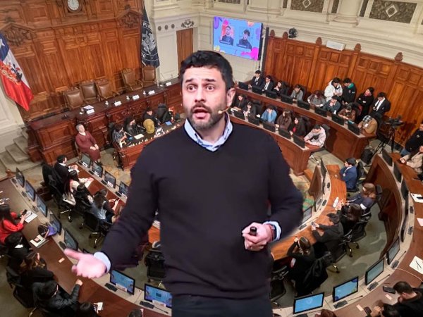Juan Pablo Duhalde durante su charla sobre el protagonismo juvenil y la importancia de crear espacios en instituciones públicas para las juventudes en Chile.