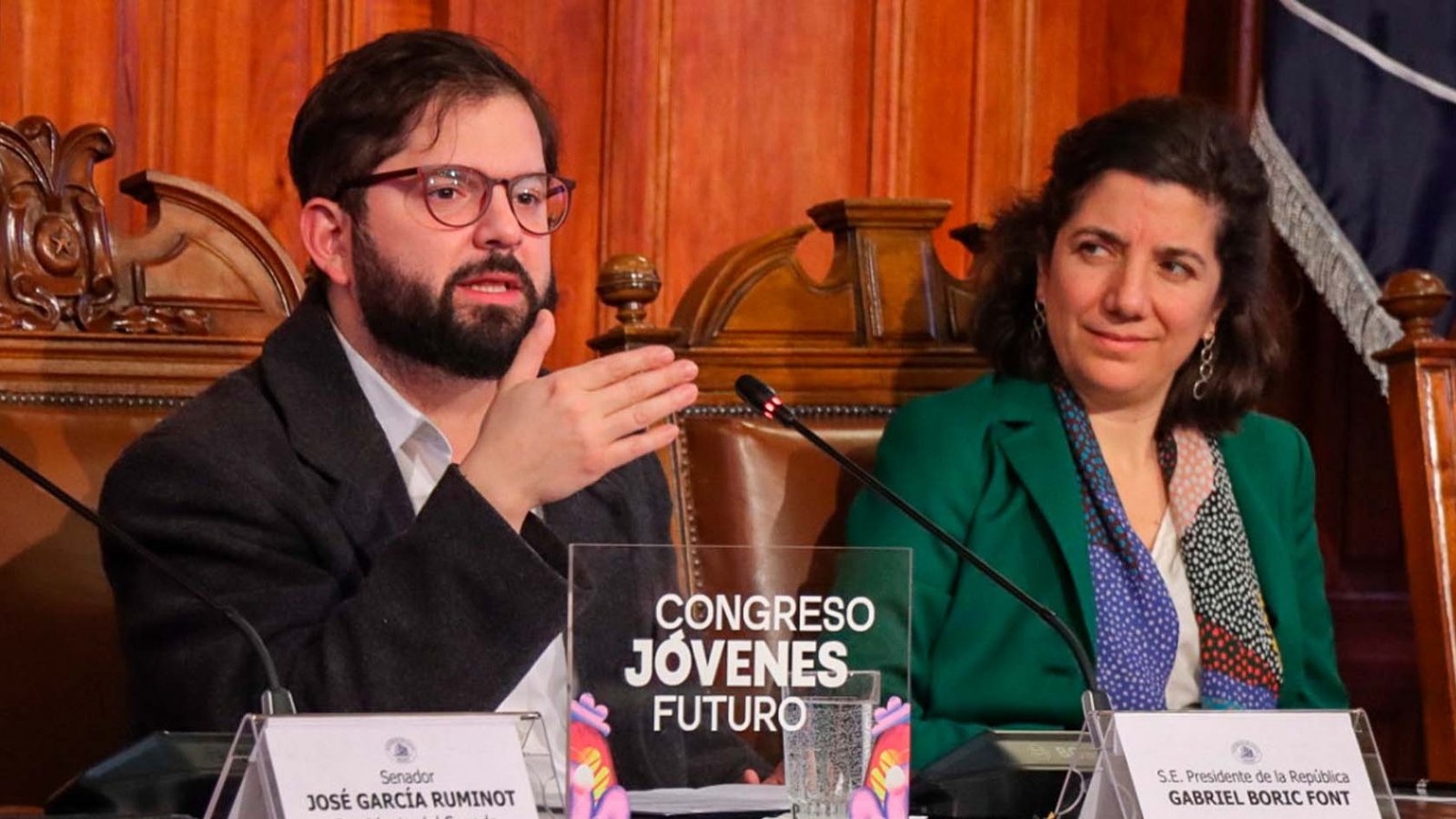 "Jóvenes participando en Congreso Jóvenes Futuro 2024 en la Sala de Sesiones del Congreso Nacional en Santiago".