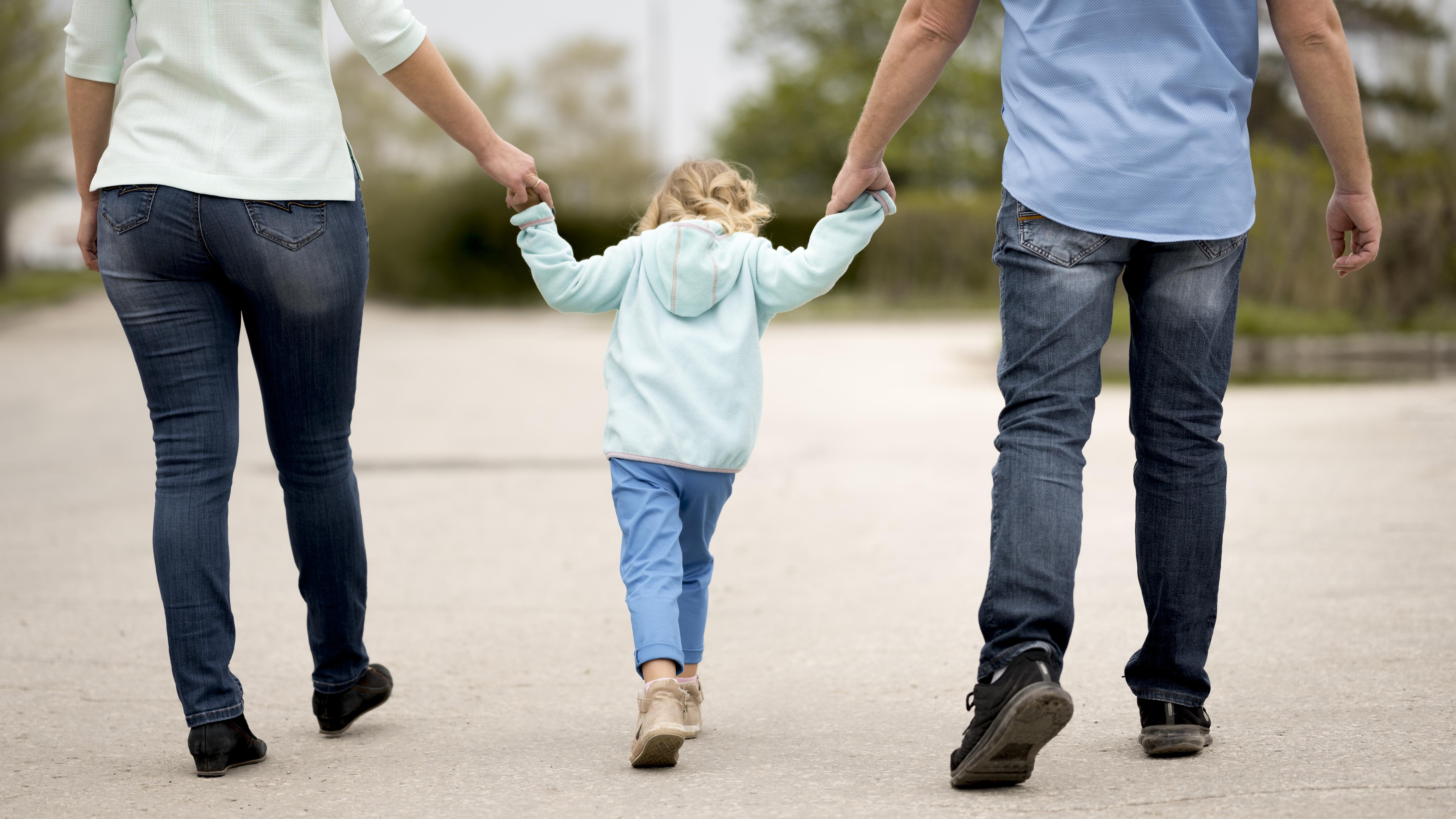 Padres y su hija en el día del niño