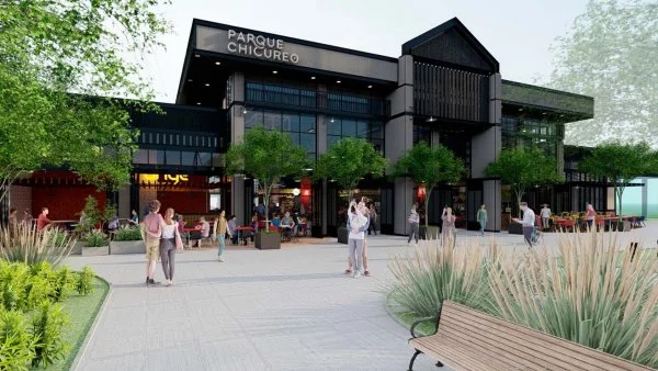 Vista del Centro Comercial Parque Chicureo, destacando sus amplias áreas verdes sustentables y sistemas de reutilización de aguas grises.