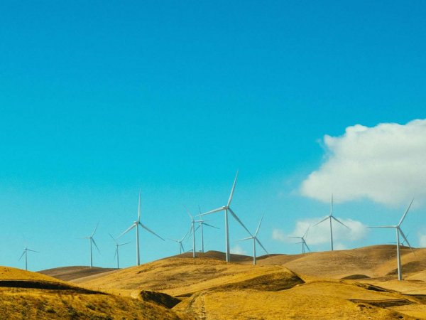 Autoridades y expertos discutiendo el futuro del hidrógeno verde en Chile durante el seminario.