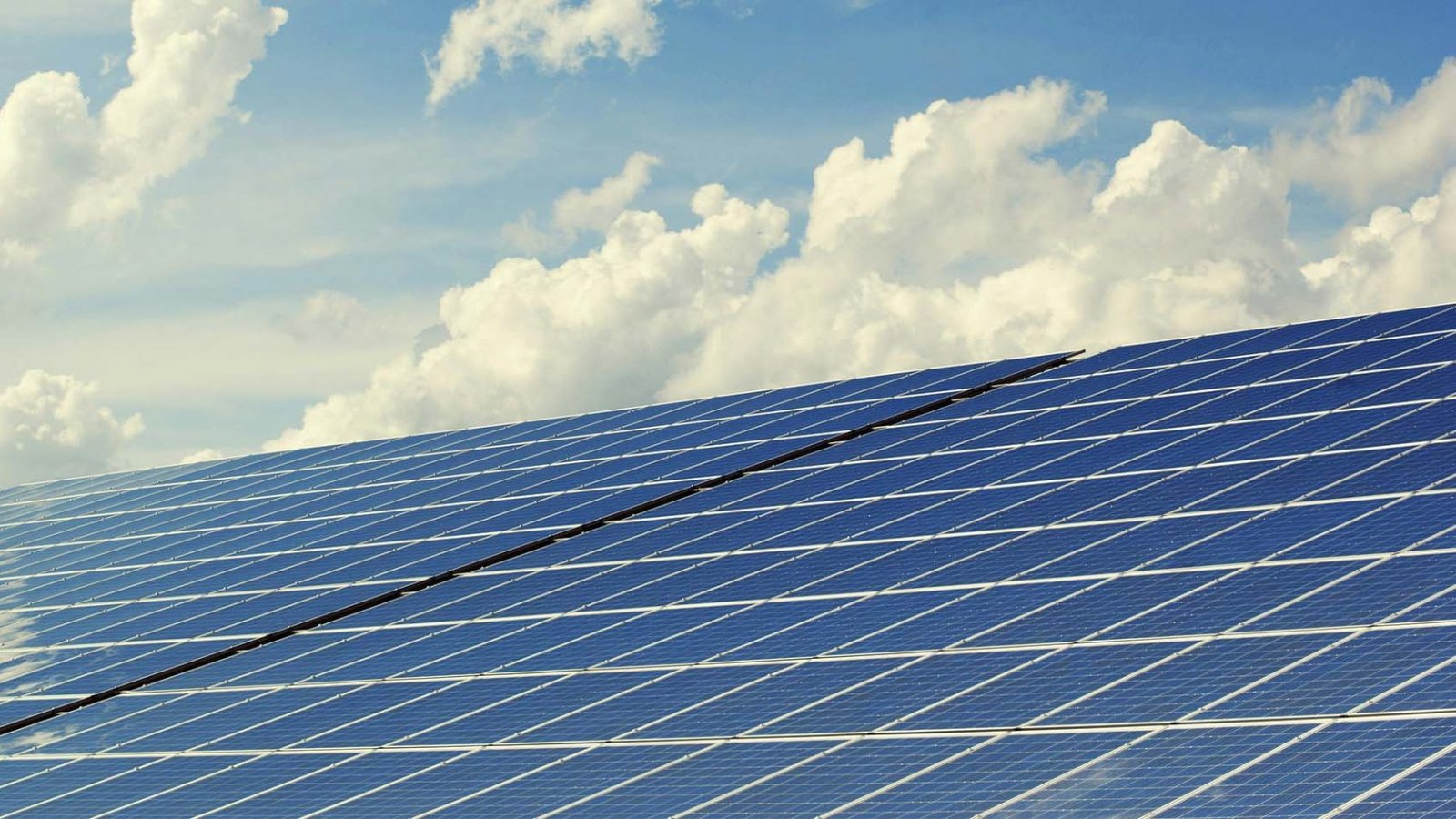 Innovador robot limpiando paneles solares en una planta fotovoltaica en el desierto de Atacama, Chile.