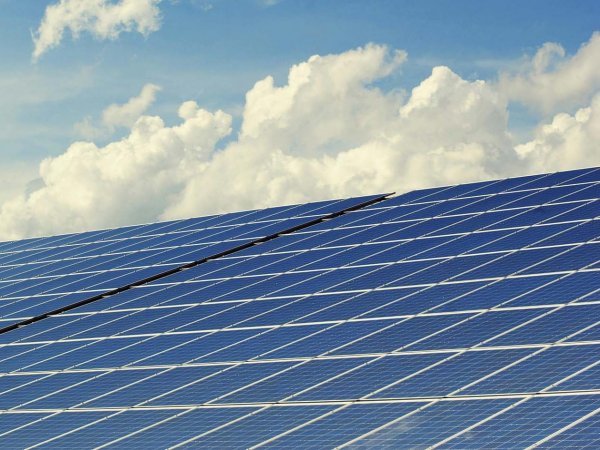Innovador robot limpiando paneles solares en una planta fotovoltaica en el desierto de Atacama, Chile.